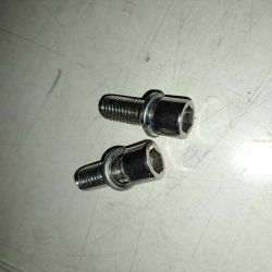 Kruiser: Moottorin kiinnityspultti pari