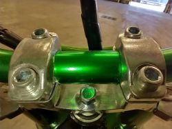 Kids Cross Ohjaustangon yläkiinnike